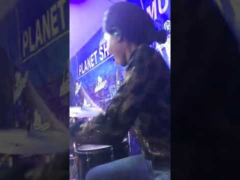 OMG.. THIS DRUMMER IS SO FAST!!!!