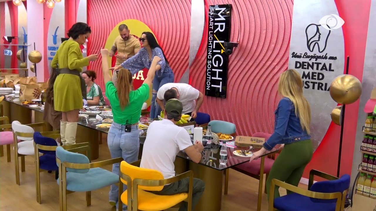 Konsumimi i drekës kthehet në festë, banorët kërcejnë dhe këndojnë njëzëri - Big Brother VIP 3