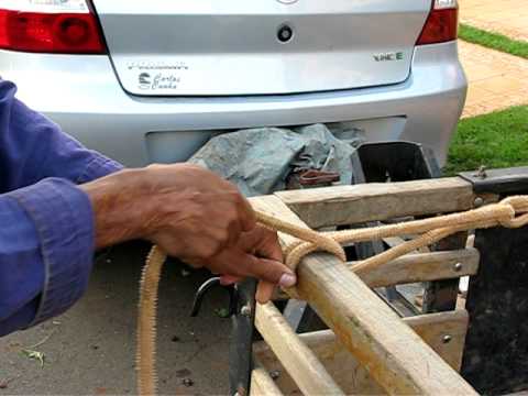 Sandro ensina dar nó de caminhoneiro