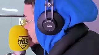 Capo Plaza  canta "new jeans" su radio 105 senza base