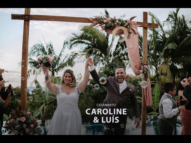 Casamento intimista, ao ar livre, da Carol e do Luis.'