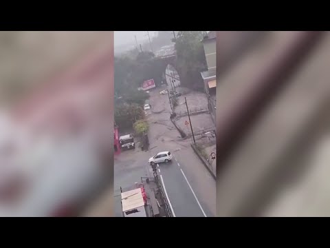 Genova, il Rio Fegino esce dagli argini all'altezza di Borzoli
