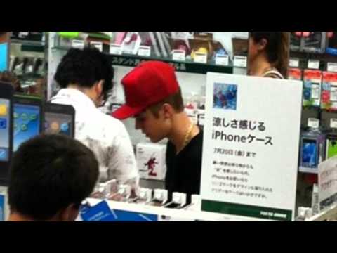 Justin Bieber and Selena Gomez Harajiku Tokyo (July 11, 2012)