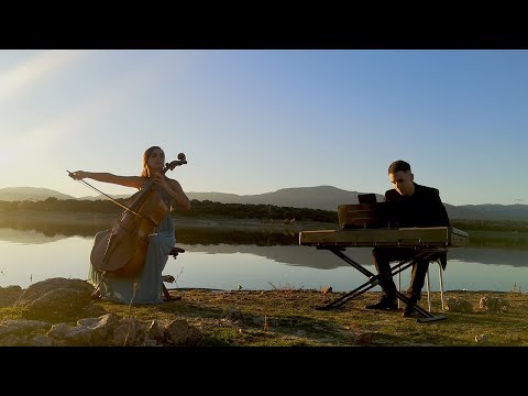 Chelista y pianista tocan Serenade de Schubert