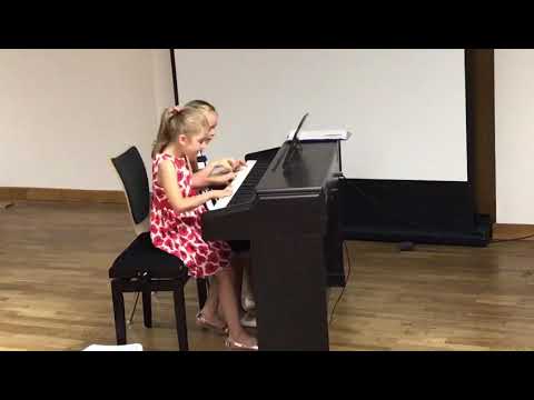 Viktoria Sasulin (7) & Emily Weber (7) spielen „die Polizei kommt“ von A. Drabon