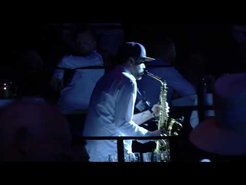 Saxofon spiller op til afterparty på Butchers - www.anmeld-handvaerker.dk