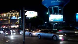 preview picture of video 'Phnom Penh street intersection at night.'