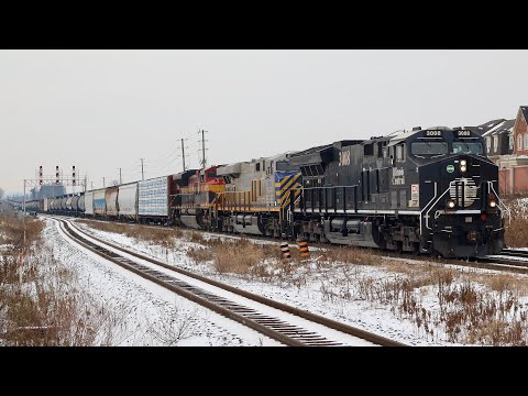 Brampton Railfanning: "A Mix Of Colours" CN 302 And CN 422 December 10, 2021