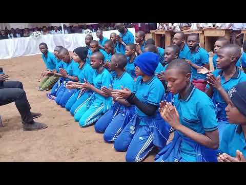 WOSIA WA BABA NDANI YA MASOKA SECONDARY MWALIMU KALESI AKIIMBA NA WANAFUNZI.