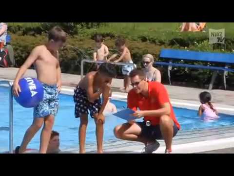 Rutschwettbewerb im Freibad