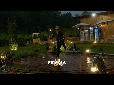Valeri "ndez" atmosferën me performancën e tij në shi | Ferma Vip