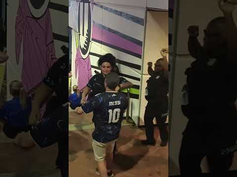 Los argentinos que sacaron a bailar a policías norteamericanas son de Embajador Martini, La Pampa.-