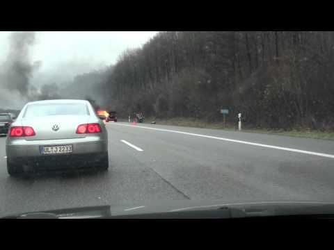 Brennendes Auto auf Autobahn A81
