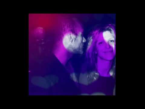 r.e.m. playing "doll parts" [hole tease 1995]