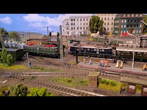 Die Elektrolokomotiven 118 024-9 und 140 396-3 auf der Modellbahnanlage