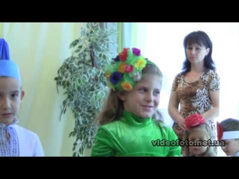 дівчинка розказує вірш для бабусі, привітання для бабусі, бабуся, днз