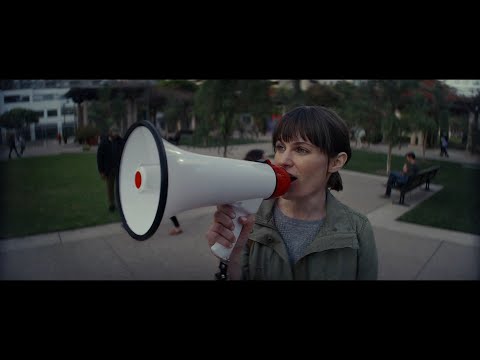 Apple の面白いコマーシャルがオンライン追跡をからかっている