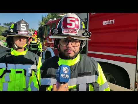 Camión choca contra barrera de contención en ruta Cabrero-Concepción: caída de carga afectó un auto