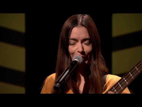 Misia Furtak wykonuje utwór Little Later