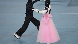 Robots humanoides se suman a los bailarines en la apertura de WorldSkills en Shanghái