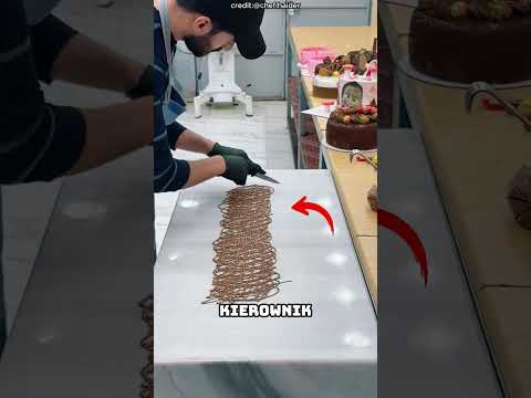 Pierwsze ciasto, które prawie kosztowało go pracę!#shorts
