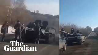 Ukrainian citizen confronts Russian soldiers after tank runs out of fuel