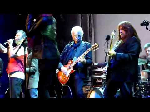 Jimmy Page Founders Award - Seattle 11-19-15 Jimmy gets onstage at end