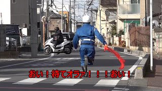 飛び出しが早すぎてスクーター逃走！！！大型トラックが細い道に迷い込むもたまたま速度違反の取締りをしていた警察官に助けを求め事なきを得た一部始終！！！