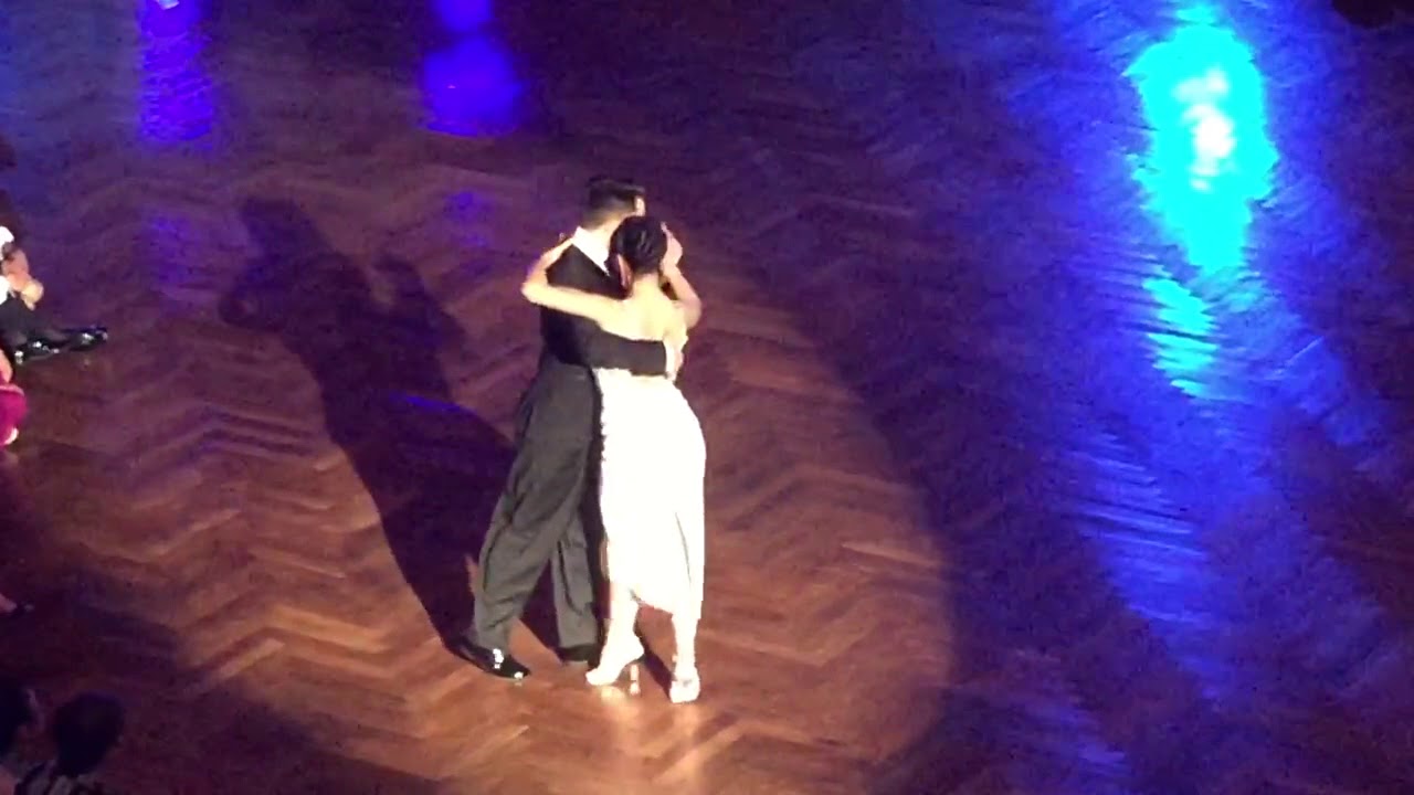 Video thumbnail for Jonatan Saavedra y Clarisa Aragon bailan "Cartón Juanao" un Tango de Juan d'Arienzo