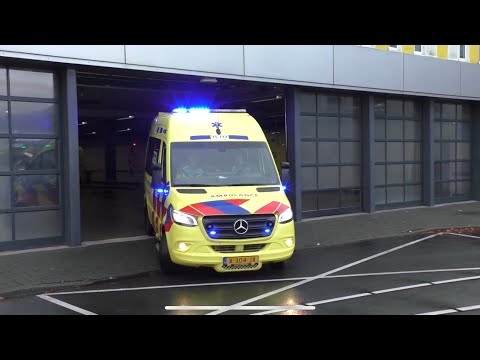 A1 15-117 ambulance met spoed naar een medisch incident Den Haag