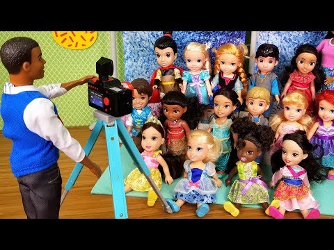 Picture Day ! Elsa and Anna toddlers - school - Barbie is teacher