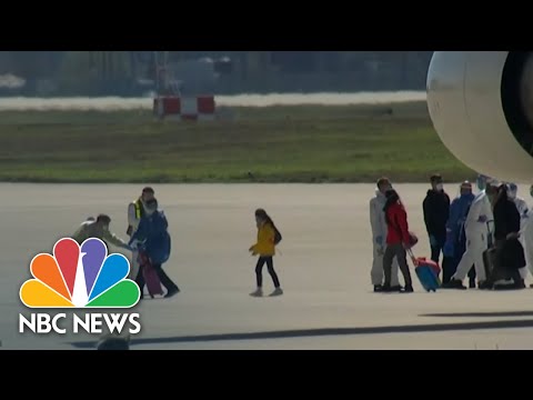 從中國武漢回國的美國人被隔離在軍事設施中｜NBC晚間新聞報道 (Americans Returning From Wuhan, China Quarantined At Military Facilities | NBC Nightly News)