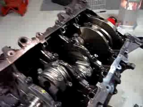 4.6 Ford, rotating crankshaft by hand.