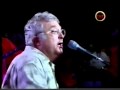 Randy Newman sings i love L.A. at 2002 Laker ring ceremony.wmv