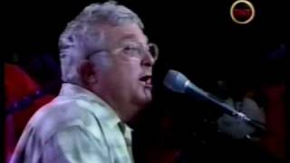 Randy Newman sings i love L.A. at 2002 Laker ring ceremony.wmv