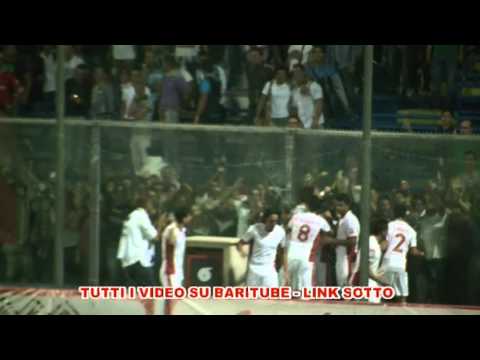 BARI PRO VERCELLI 2 1  FESTEGGIAMENTI  AL GOAL CON GIOCATORI CHE ABBRACCIANO I TIFOSI