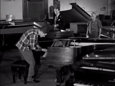 Glenn Gould chooses a piano at Steinway & Sons (New-York, 1959)