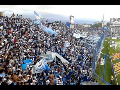 "Sucio te queres matar, fumando marihuana y de caravana, Viejo y glorioso decano- La Inimitable" Barra: La Inimitable • Club: Atlético Tucumán