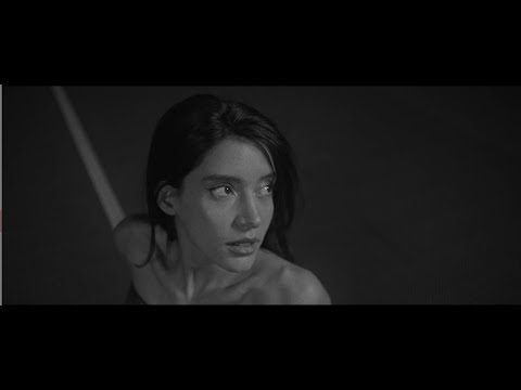 Un peu d'amour français (Un poco de amor francés) - Yvonne