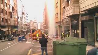 preview picture of video 'Géiser en plena calle de Avilés'