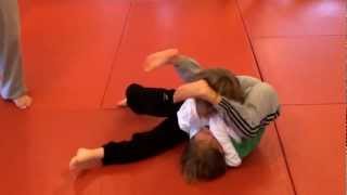 Download lagu 5 und 7 Jahre alte Kids beim Grappling mp3