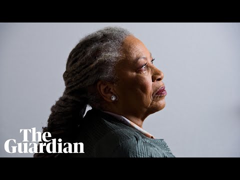 Toni Morrison's powerful words on racism Video-Thumbnail von YouTube