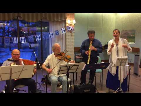 Freileche Klezmer Band plays at Yom Haatzmaut 2018 at Baycrest Terrace Hora Meshiach