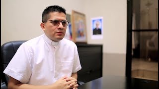 Priest from El Salvador makes encounter with God one YouTube view away