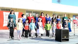 Хоровые коллективы города (детские и взрослые) на площади к/т "Спутник" накануне Дня Славя