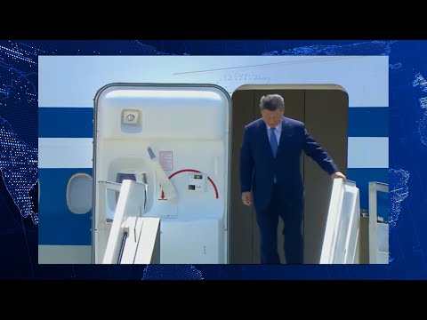 🔴 重磅！习近平到达秘鲁利马，下飞机十分紧张，出了舱门忘记挥手，走舷梯又想装轻松，又担心摔下去，结果一会儿扶手一会儿松手，弄得机场的中方官员十分尴尬。另外习走平地一翘一翘，证实他在三中全会中风倒地传闻