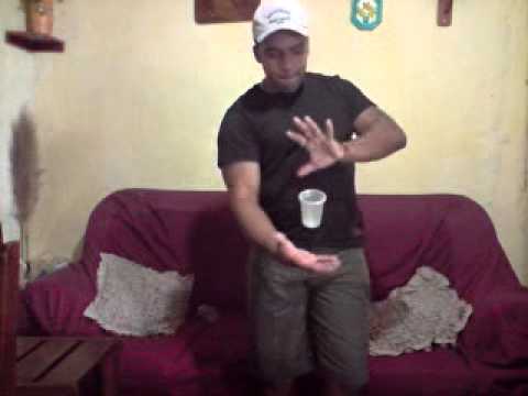 Magica do copo flutuante. Magic flying cup