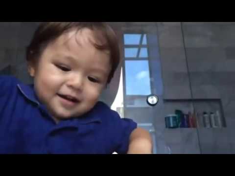 Lucu EL Barack Alexander Ganguin Mami Jedar saat Mandi.