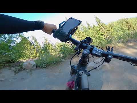 Amatöörin alamäki ajoa. Tahko bike park - Panama