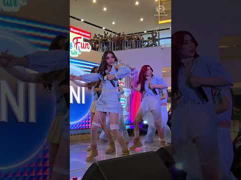 Stacey & Mikha 'Karera' fancam from BINI mall show in Antipolo